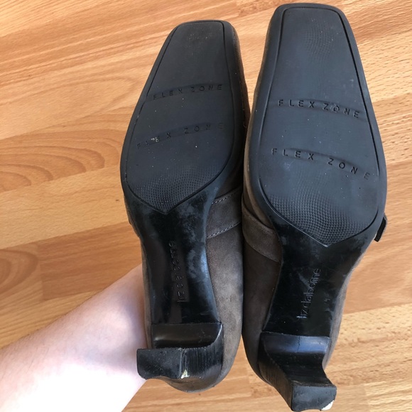 •LIZ CLAIBORNE• flex zone suede bootie/ankle slip-on - Picture 7 of 7